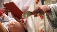 Можно ли крестить ребенка с месячными у крестной?